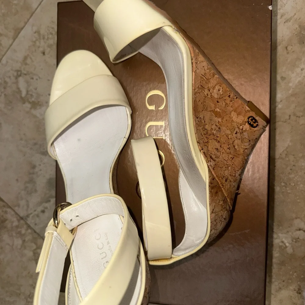 Gucci Cream Patent Leather Cork Wedge Sandals with Ankle Strap - Picture 4 of 5